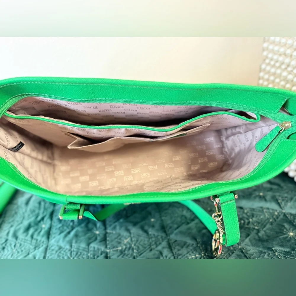 BARELY USED ….. MICHAEL KORS JET SET TOTE BAG w/WALLET & DUST BAG - Picture 8 of 10